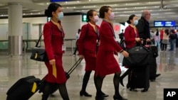 香港機場戴口罩的空服員。 （2020年1月25日）