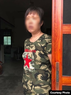 董瑶琼母亲周莲娇也是打工女。7月16日从广东赶回湖南攸县家乡在县政府见到被上海警方押送的女儿。（湖南公民行动者提供图片）