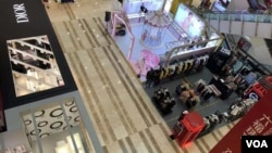 中國江蘇省鎮江市一家顧客寥寥無幾的商場(美國之音江真拍攝)