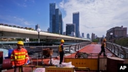 工人在上海某地整修一座高架人行天橋。 (2024年10月9日)