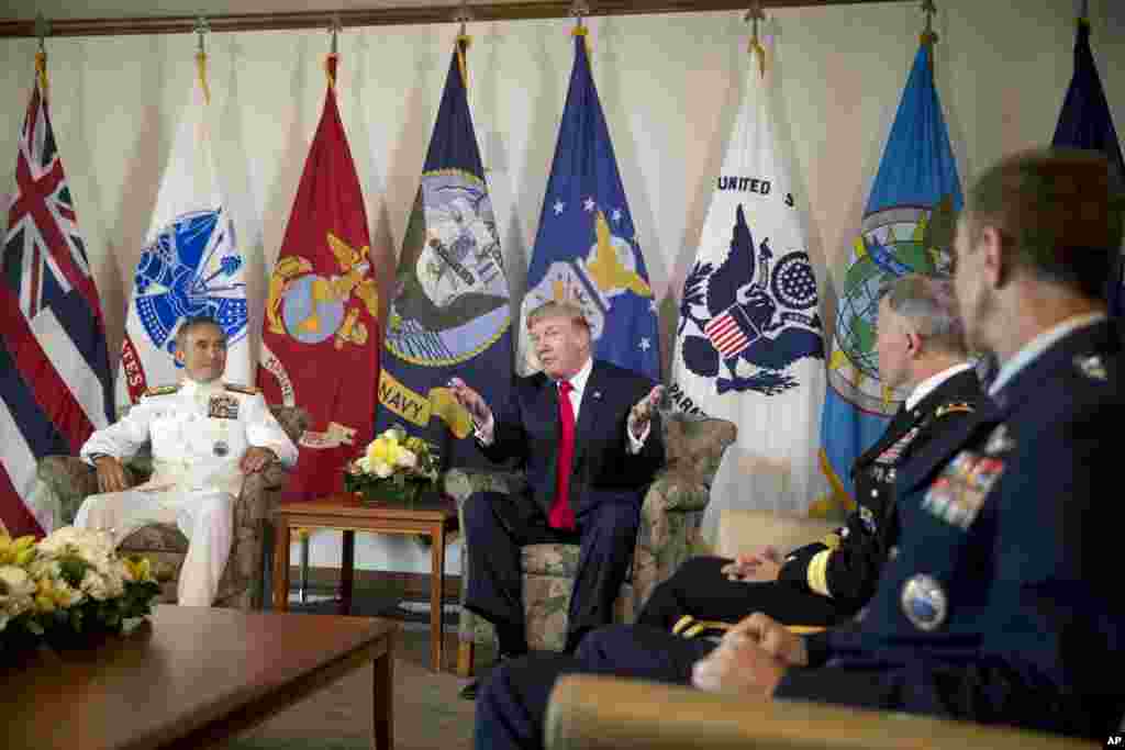 在夏威夷的美军太平洋司令部，美国总统川普参加简报会，也与美军太平洋司令部司令哈里&middot;哈里斯上将（左）会晤（2017年11月3日）。川普上任后不久就宣布推行强军计划，以维护美国的国家安全和利益。他在首次出访亚太地区的第一站先访问代表美国在亚太地区军事实力的太平洋司令部，被认为具有重要的象征意义。