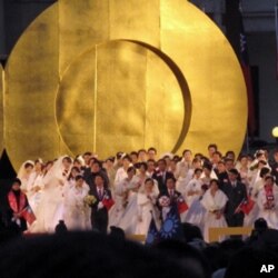 一百對新婚夫婦站在台前