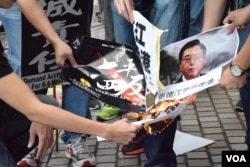 示威者焚燒請願信及示威標語。(美國之音湯惠芸)