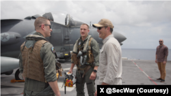 وزیر جنگ امریکا، در حال بازدید از نیروهای امریکایی مستقر در کارایب
