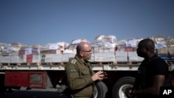 资料照片：以色列陆军上校摩西·泰特罗2024年1月10日同记者交谈。