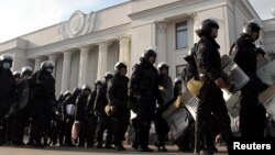 2月21日﹐位於基輔國會大樓外大批防暴警察。