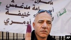 選民星期一在大馬士革投票後舉起染有印色的手指