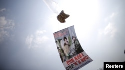 资料照：韩国活动人士向朝鲜发送的一只带有传单的气球飘荡在韩国和朝鲜之间的非军事区上空。
