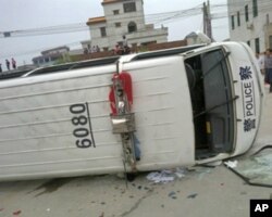 警車被抗議群眾推翻 抗議