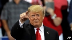 2018年10月31日特朗普总统在佛罗里达州埃斯特罗举行的竞选集会上。