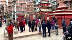 ປະ​ຊາ​ຊົນ ເນ​ປານ ຢືນ​ຢູ່​ຕາມ​ຫົນ​ທາງ ຫຼັງ​ຈ​າກ​ແລ່ນ​ອອກ​ມາ​ຈາກ​ບ້ານ​ຂອງ​ເຂົາ​ເຈົ້າ ລຸນຫຼັງ​ເກີດ​ແຜ່ນ​ດິນ​ໄຫວ, ນະ​ຄອນຫຼວງ ກັດ​ມານ​ດູ, ເນ​ປານ, 7 ມັງ​ກອນ 2025. (AP Photo/Sunil Sharma)