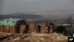 亞夫林地區一個山頭上站崗的土耳其士兵 (2018年3月3日)