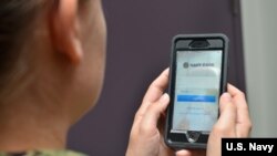 一名美国军人2018年1月用手机查询健康资讯（美国海军）