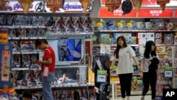 2019 年 5 月 23 日，星期四，北京一家玩具店的顾客在美国玩具制造商孩之宝 (Hasbro) 的漫威复仇者联盟 (Marvel Avengers) 玩具销售区附近购物。 中美贸易战升级可能意味着从玩具到服装的各种产品的价格都会上涨 . 但一些零售商比其他零售商更缺乏应对痛苦的能力，让消费者承担重担。 （美联社照片/Andy Wong）