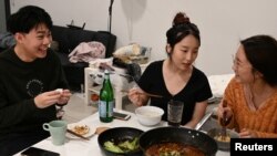 三名在悉尼大學讀書的中國留學生在回國前聚餐（路透社2020年8月8日）