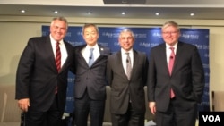 新加坡駐美大使米爾普里（右二） (美國之音莉雅拍攝)