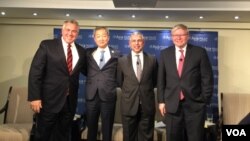 澳大利亞、南韓、新加坡駐美大使與澳大利亞前總理陸克文（從左至右）給川普建言 (美國之音莉雅拍攝)