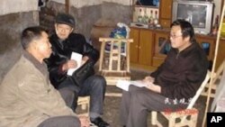 刘飞跃(右一)实地调查失地农民的情况(资料图片)