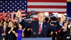 伊利諾伊州共和黨州長候選人布魯斯.若納11月4日擊敗現任民主黨州長帕特.奎恩。