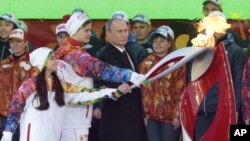 10月6日俄罗斯总统普京在莫斯科红场点燃奥运火炬。
