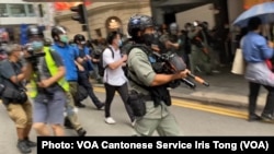 大批防暴警察5月27日中午在中環畢打街一帶多次施放胡椒球彈，驅散反對中國國歌法立法的示威群眾。(攝影：美國之音湯惠芸）