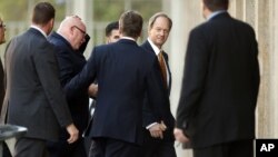 美國駐德大使約翰•埃默森（右二）