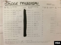 纽约美国移民法庭布告栏6月9日审理名单(美国之音方冰拍摄)