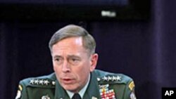 彼得雷乌斯将军在伦敦讨论在阿富汗的国际使命