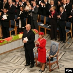 挪威国王和王后及全体来宾起立为刘晓波鼓掌（美国之音王南拍摄）