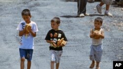 在土耳其邊界附近難民營中的敘利亞小孩