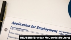 在美國紐約市舉辦的一場餐飲業招聘會上所展示的一份就業申請表。（2021年5月13日）