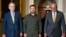 Президент Украины Владимир Зеленский (в центре) с лидером республиканского меньшинства в Сенате США Митчем Макконнеллом (слева) и лидером демократического большинства в Сенате Чаком Шумером (штат Нью-Йорк) (справа) на Капитолийском холме, 21 сентября 2023 года, в Вашингтоне.