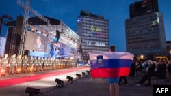 一個披著斯洛文尼亞國旗的男孩參加斯洛文尼亞獨立日的慶祝活動。（2021年6月25日）