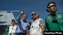 卡特(左三)和菲律賓國防部長加斯明(右二)4月15日訪問斯坦尼斯號航母 (美國國防部照片) 