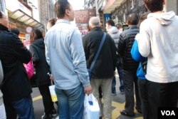 青島訪港自由行遊客劉先生(拿著兩罐奶粉者)表示，港人不應該全面排斥大陸自由行旅客