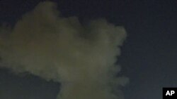 利比亞首都的黎波里星期二晚間再受到轟炸﹐城市冒出濃煙