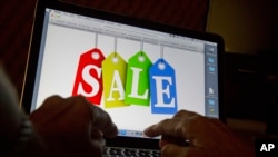 美國邁阿密的一名消費者在網上尋找促銷產品(2016年12月12日）