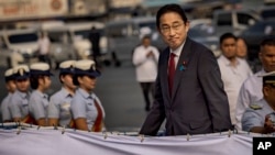 2023年11月4日星期六，在菲律賓馬尼拉，日本首相岸田文雄在菲律賓海岸防衛隊總部登上BRP Teresa Magbanua號。 (美聯社）