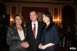 眾議院民主黨領袖佩洛西與金溥聰夫婦合影(美國之音鍾辰芳拍攝)