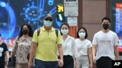 台灣台北市居民戴著口罩防疫。(2021年7月12日)