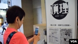 1989年六四事件後移民澳洲的香港人李小姐參觀六四街頭展覽 (美國之音湯惠芸拍攝)