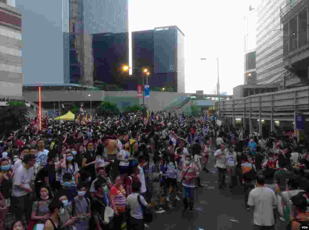 Người tị nạn và di dân chờ nhận thực phẩm do một tổ chức phi chính phủ phân phát tại một trại tị nạn ở biên giới Hy Lạp-Macedonia, gần làng Idomeni ở phía bắc Hy Lạp. Ít nhất 10.000 người đàn ông, phụ nữ và trẻ em đã cắm trại nhiều ngày tại cửa khẩu biên giới Idomeni với Macedonia.