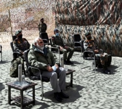 印度总理莫迪视察驻扎在喜马拉雅山拉达克地区的印度军营。（2020年7月3日）