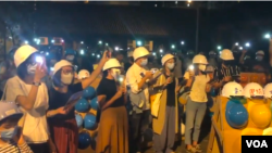 300多名蒙面的集會參加者在25號（星期五）晚上8點左右在九龍土瓜灣的牛棚藝術村空地上聚集，出席香港藝術家與當地社區合作舉辦的藝術展覽開幕儀式。