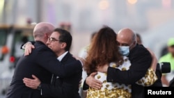 獲釋的美國人納馬奇和塔巴茲抵達卡達多哈國際機場。（2023年9月18日）