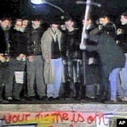 民众20年前挥镐砸向柏林墙