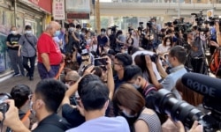 曾健成（紅衣者）表示，支聯會解散是一個痛心的解散，相信歷史會還支聯會一個公道。（美國之音湯惠芸）