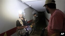 利比亞反對派武裝正在卡扎菲的大本營搜查