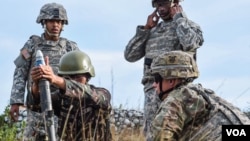 “美國與菲律賓軍隊2017年5月14日參與'肩並肩'年度聯合軍演” （美國軍方照片）