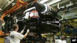 美国制造业工人在工作(资料照片)